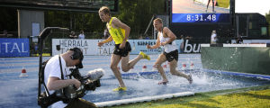 Yles fotograf vid herrarnas 3000 meter hinderlöpning vid Elittävlingarna i friidrott juni 2010. Ylen kuvaaja tallentaa miesten 3000 metrin estejuoksua yleisurheilun Eliittikisoissa kesäkuussa 2010.