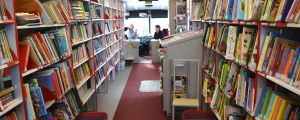Barn bör få möjligheten att besöka bibliotek eller bokbuss, tycker läsambassadören Katarina von Numers-Ekman. Sibbos bokbuss innifrån.