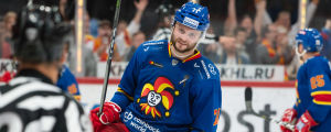 Nicklas Jensen kvitterade till 2–2 för Jokerit i andra perioden. Nicklas Jensen firar mål.