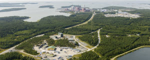 Slutförvaringen Onkalo. Kärnkraftverket Olkiluoto syns i bakgrunden. Olkiluoto och Onkalo.