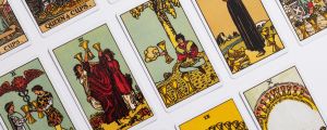 Tarot-kortteja symmetrisesti pöydällä.