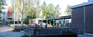 Det skulle bra rymmas ett daghem på skolgården, tycker eleverna. Mårtensdals skolas skolgård.