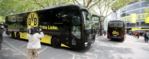 På grund av coronarestriktionerna anlände Borussia Dortmunds lag till arenan med två bussar. På grund av coronarestriktionerna anlände Borussia Dortmunds lag till arenan med två bussar.