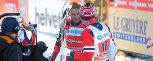 Emil Iversen (ryggen till) skeptisk till Northugs möjligheter att nå Korea. Petter Northug och Emil Iversen, 2015.
