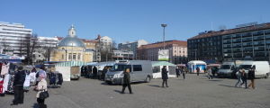 Kiinteistö oy Turun Kauppiaskatu 9 a på Köpmansgatan 9 finns till höger på bilden, som är tagen innan torgparkeringen började byggas. Då kom det kunder till butikerna i huset. Salutorget i Åbo med torgförsäljare och kunder innan torgparkeringen byggdes.