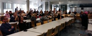 Föräldrar från S:t Karins svenska skola och Hovirinnan koulu lyssnar på planerna för skolfastigheten. Föräldrar från S:t Karins svenska skola och Hovirinnan koulu lyssnar på planerna för skolfastigheten.
