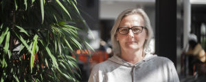 - Det är helt oförklarligt, helt galet, säger Prakticums rektor Laila Andersson om skillnaden i förmånspeng för gymnasister och yrkesskolestuderande. En kvinna ser bestämt in i kameran. Bredvid henne står en palm. I bakgrunden syns en skolmatsal.