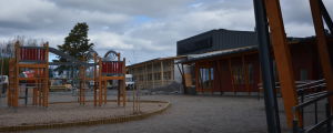 När höstterminen drar igång kommer både skolan och skolgården vara dubbelt så stora. Skolbyggnad under konstruktion.