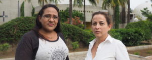 Reyna López (th) hör till de många solidariska medborgare som lämnar mat och medicin vid uppsamlingsstället vid katedralen i Managua. Därifrån skickas leveranser till nödställda vid universitet och barrikader. Våldsamheterna i Nicaragua.