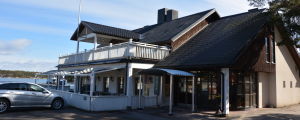 Restaurang L'Escale ligger vid vattenbrynet intill förbindelsebåtsbryggan. Restaurang L'Escale, Nagu, 31.3.2014