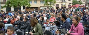 Hundratals personer kom för att höra vad Ada Colau hade att säga vid torgmötet i Poble Sec. Hundratals människor samlade till valmöte i Barcelona.