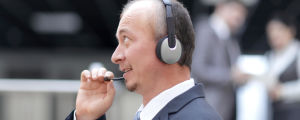 Kontaktcentren är en inkörsport för många som vill jobba i Portugal. En man i kostym som talar i ett headset.