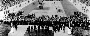 Aten arrangerade de så kallade mellanspelen som tioårsjubileum till de första moderna olympiska spelen i staden 1896. Invigningen av OS i Aten 1906.