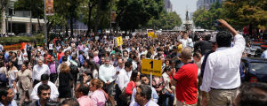 Folk samlas på gatorna i Mexico City efter skalvet. Folk samlas på gatorna i Mexico City efter ett jordskalv.