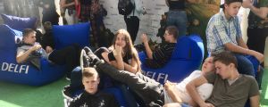 Litauen vill förbättra levnadsförhållandena för ungdomarna så att de inte flyttar utomlands. Litauiska ungdomar slappar på allmän plats