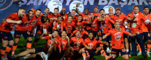 Basaksehirs trupp firade den historiska titeln i går. Basaksehirs trupp jublar över turkiska ligatiteln 2019/20.