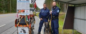 Jean-François Aillet har bara positiva erfarenheter av polisen. På bilden poserar två poliser med Aillets kärra. Två poliser och en polishund poserar tillsammans med en vagn där det står Expedition Baltica Atlantica.