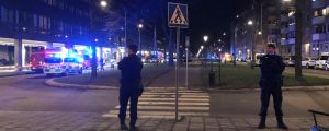 Polis, ambulanser och räddningstjänst var snabbt på platsen efter explosionen på Gyllenstiernsgatan i stadsdelen Östermalm. Polis står vid ett övergångsställe i Stockholm. I bakgrunden blinkande sirener och polisbilar.
