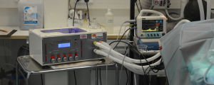 Respiratorer och övervakningsmonitorer i en operationssal i en djurklinik. En respirator och en övervakningsmonitor i en operationssal på en djurklinik.