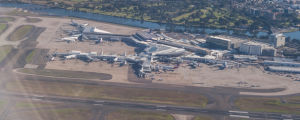 Någonstans i dessa trakter, på Sydneys internationella flygplats, tog pojken ett flyg bort från hemstaden - först till Australiens västkust, sedan en bit norrut till Bali. Sydneys internationella flygplats Kingsford Smith.