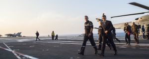 Frankrikes president Emmanuel Macron (längst fram till höger) har vid flera tillfällen besökt hangarfartyget. Frankrikes president Emmanuel Macron ombord på hangarfartyget Charles de Gaulle den 14 november 2018.