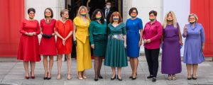Parlamentsledamöter inom vänstern klädde sig i regnbågsfärger och masker vid ceremonin för att protestera mot Dudas och andra konservativa ledares homofobi. Parlamentsledamöter i Polen klädde sig i regnbågsfärger i Polen när president Andrzej Duda svors in 6.8.2020.