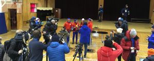 Norsk presskonferens – i en liten koreansk gymnastiksal. Norsk presskonferens i en gymnastiksal i Pyeongchang.