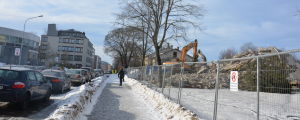 Här till höger, i början av Sirkkalagatan, ska det nya sjukhuset byggas. Rivningsarbete på en tomt, en person går längs gatan intill.