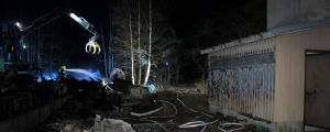 Målarfärgen som smultit på byggnaden intill vittnar om extrem hetta. Brand vid Kimito kvarn.