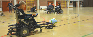 Aaron Lundell ger en hörna. Aaron Lundell ger en hörna, FC Inter Powerchairs träningar.