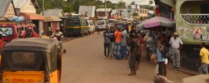 Människor och bilar står på huvudgatan i Sambava, en av vaniljens huvudstäder.