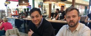 Ferenc Nimmerfroh (till höger) följde med Attila Babos när han bestämde sig för att börja med en ny och självständig lokaltidning. Journalisterna Attila Babos och Ferenc Nimmerfroh på café i Pécs.