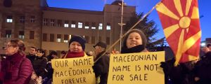 Demonstranterna i Skopje motsätter sig alla försök till kompromiss i namnfrågan. Två demonstrerande damer håller upp skyltar som visar att de är emot att Makedonien gör kompromisser med Grekland i namnkonflikten.