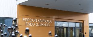 Esbo sjukhus öppnades i början av 2017. Sjukhuset ersatte flera gamla sjukhus i Esbo, Grankulla, och Kyrkslätt. yleiskuva