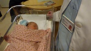 Ekenäs bb stängde för drygt åtta år sedan. Det här är en arkivbild från förlossningsavdelningen på Västra Nylands sjukhus. Nyfödd baby sover på BB i Ekenäs.