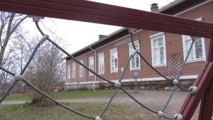 Det går ett tjugotal elever i Bromarv skola. En brun skola i trä som är Bromarv skola.