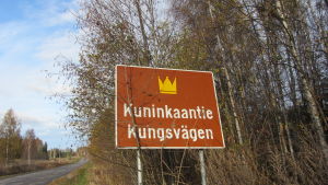 Sådana här vägskyltar visar var Gamla Kungsvägen finns Kungsvägen vägskylt