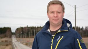 Lars Salomaa tycker klistermärken emot diskriminering kan vara ett bra initiativ. Taxichaufför Lars Salomaa står vid Jackarbyvägen