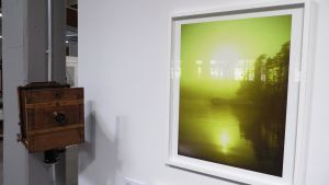 De senaste fotgrafierna har Bremer tagit med en gammal lådkamera. Kamera och bild