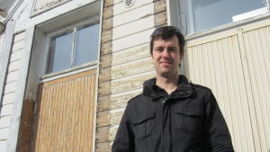 Projektledare Mikael Nylund. Mikael Nylund är projektledare vid folkhögskolan i Hangö