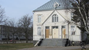 Huvudbyggnaden som tidigare har varit bönehus blir nu servicecenter. evangeliska folkhögskolan i hangö
