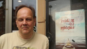 Jan Lindroos var i tiderna med och sparkade igång Tryckeriteatern i Karis. Som regionchef för Åbo Svenska Teater ser han fram emot att få lägga upp en pjäs på den nya teaterscenen hösten 2022. Jan Lindroos