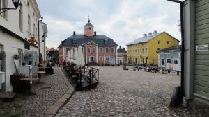 Café Fannys uteservering har många besökare under soliga dagar. Gamla rådhustorget i Borgå
