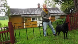 Paavo Halonen bodde på Postbacken i fjol Konstnär Paavo Halonen med sin hund på Postbacken i Borgå.