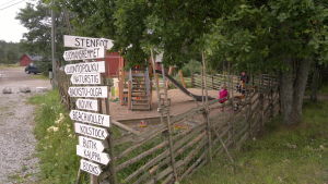 Skyltning för naturstigen i Kirjais Kirjais lekpark byggdes med pengar från auktioner