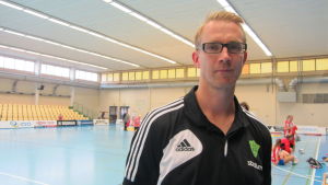 Tränare Marcus Sjöstedt. Marcus Sjöstedt tränar Sjundeå IF:s handbollsdamer.