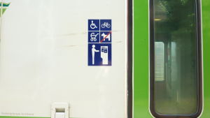 Här ska man betala sin biljett om man gör det ombord på rälsbussen mellan Hangö och Karis.