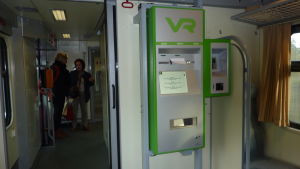 Det finns inga konduktörer på rälsbussen så man ska själv se till att biljetten är betald. Rälsbussens automat var inte i gång den 29 september 2014.