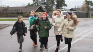 Eleverna vid Sjundeå svenska skola rör på sig under rasterna. Sjundeåelever springer maraton på rasterna
