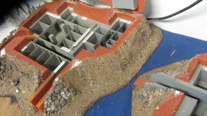 En detalj från utställningen i kanonhallen, en bunker i miniatyr. En miniatyrmodell av en bunker på Hangö frontmuseum.